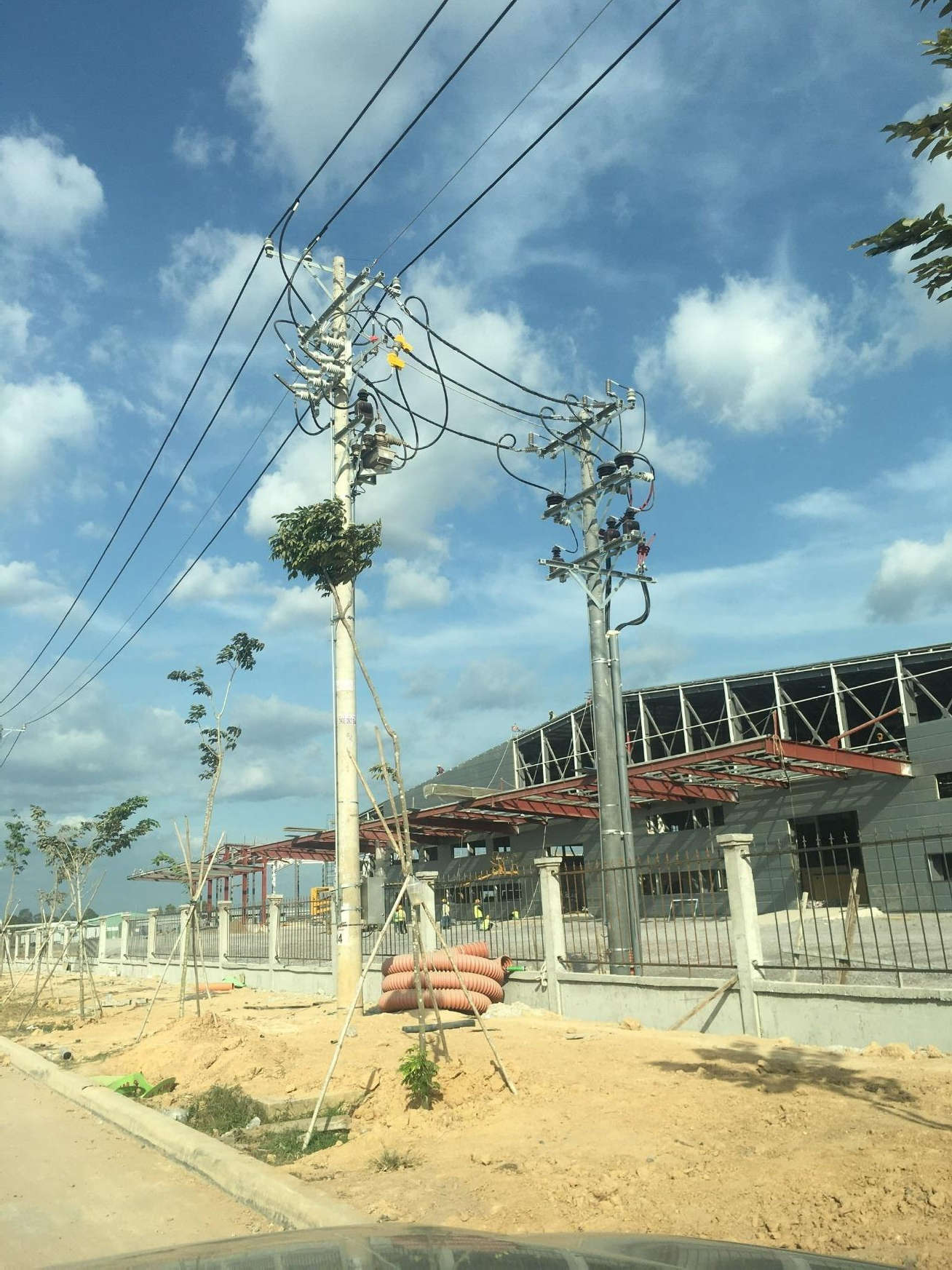 Trạm biến áp và đường dây trung thế